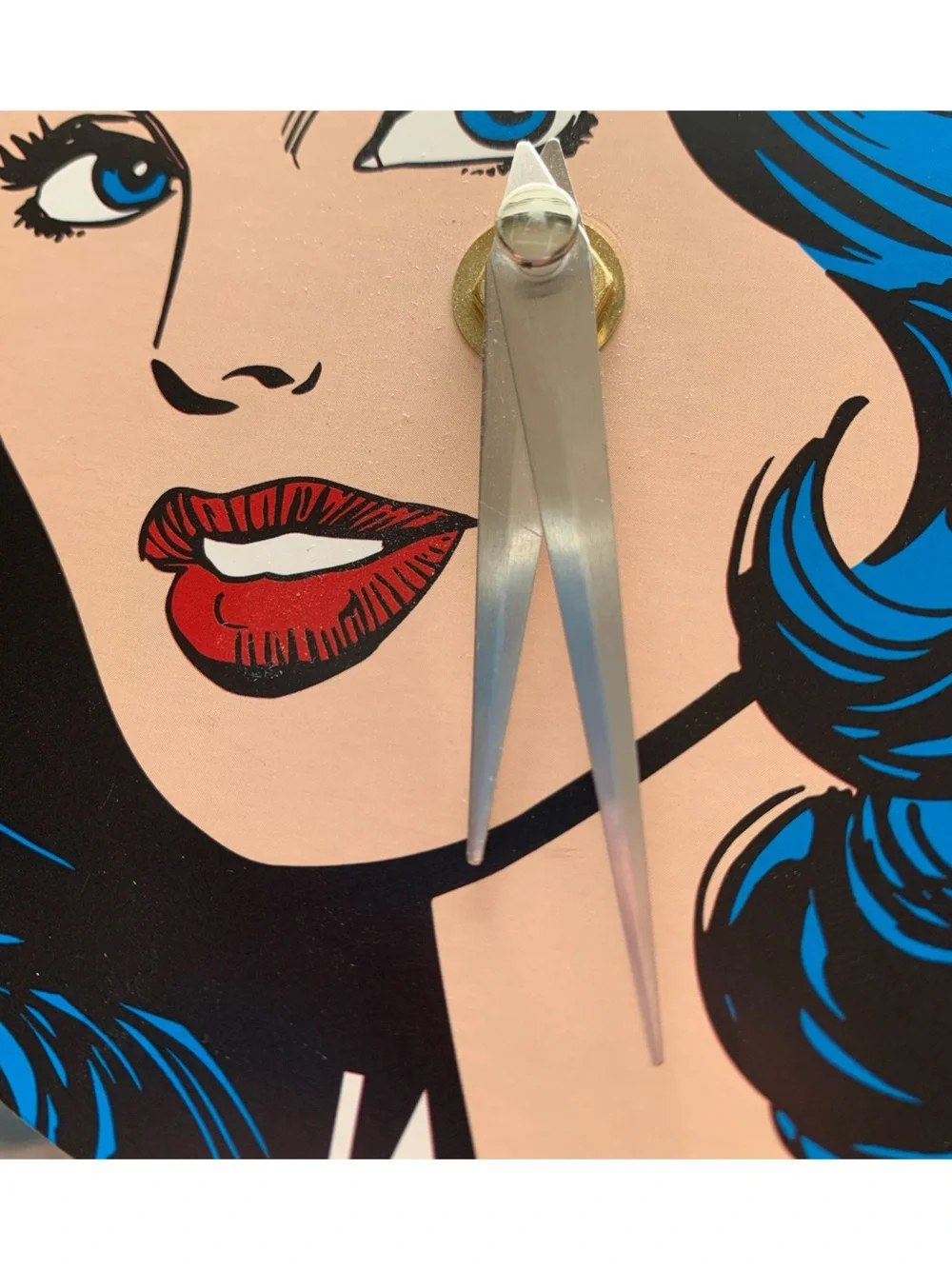Wonder Woman Face Pop Art Mini Motion Pendulum Wall Clock Battery-Operated